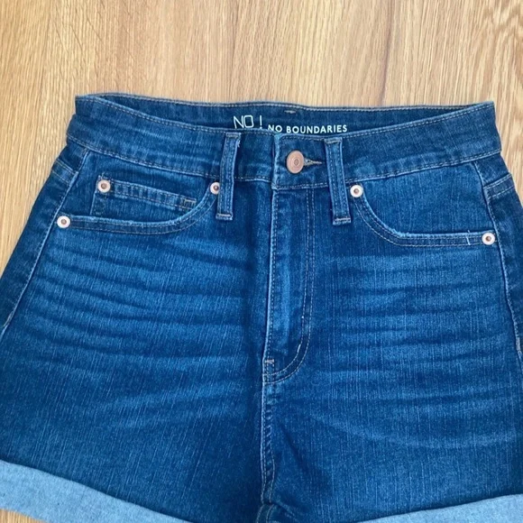 No Boundaries Juniors Size 7 Cuffed Denim Shorts Stretch Medium Wash NEW - Picture 3 of 6